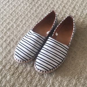 Black & white espadrille slip-ons